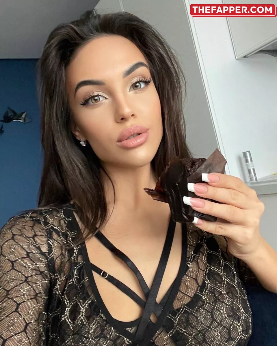 Gorgeous OnlyFans cam model flaunts her toned figure in black underwear