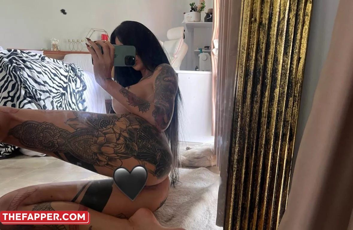 Beautiful Tattooed OnlyFans Sunny Free Bares Her Enormous Breasts In A Bikini #4