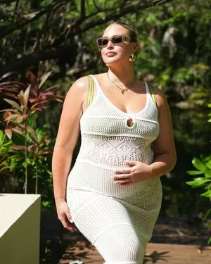 Iskra Lawrence OnlyFans Leak EZe5mKktDw