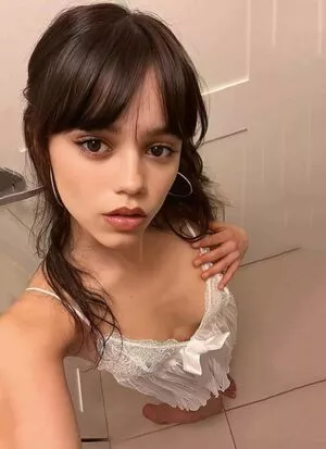 Jenna Ortega OnlyFans Leak 9EON6UMxsO