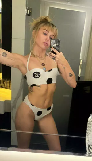 Miley Cyrus Onlyfans Leaked Nude Image #1kl2lsULO2