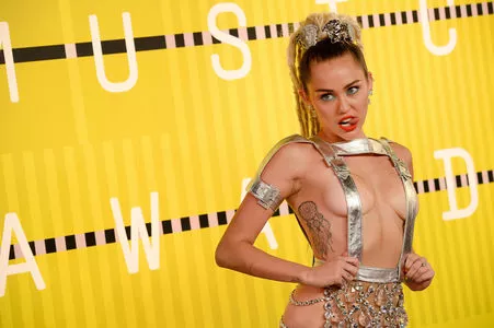 Miley Cyrus Onlyfans Leaked Nude Image #9LDF4d9g5n