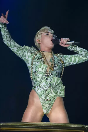 Miley Cyrus Onlyfans Leaked Nude Image #AL6td3anCI