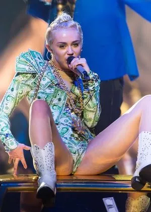 Miley Cyrus Onlyfans Leaked Nude Image #JVKGpba9N5
