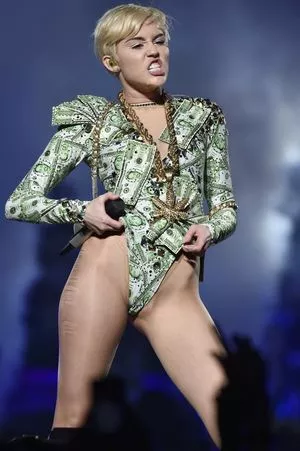 Miley Cyrus Onlyfans Leaked Nude Image #KJqjygPp23