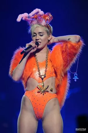 Miley Cyrus Onlyfans Leaked Nude Image #Mn78x8poKp