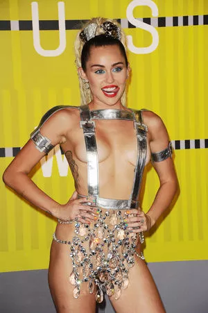 Miley Cyrus Onlyfans Leaked Nude Image #YEk00SPWP1