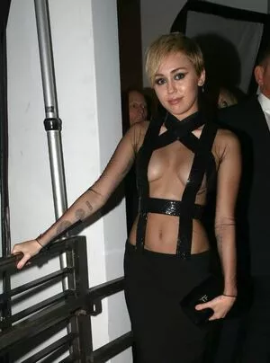 Miley Cyrus Onlyfans Leaked Nude Image #dzEqJIyaiE