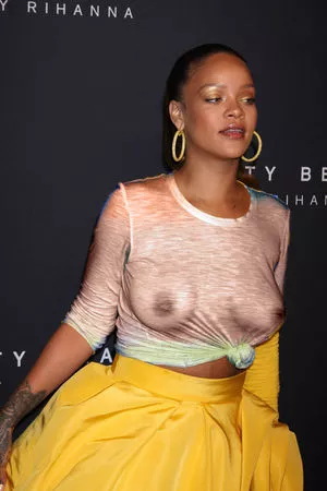 Rihanna Onlyfans Leaked Nude Image #4aVXfleal7