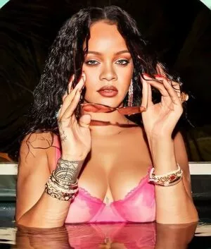 Rihanna Onlyfans Leaked Nude Image #4oCzgswBt1