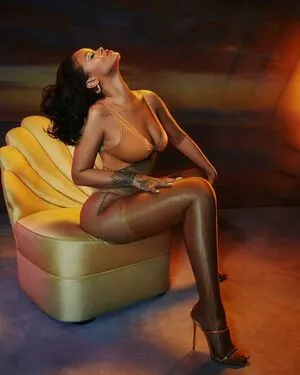 Rihanna Onlyfans Leaked Nude Image #L50aAFvhi1