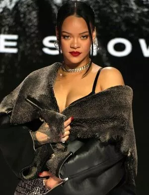 Rihanna Onlyfans Leaked Nude Image #UDrx6vnjY7